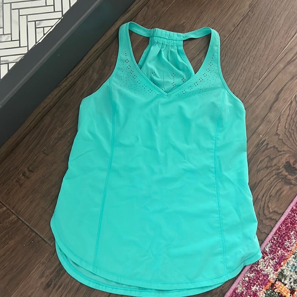 Lululemon tank top slimming. Size 6 woman’s.